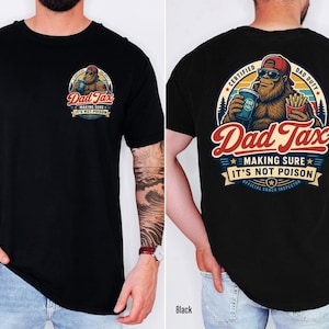 Puede incluir: Camiseta negra con un gr&aacute;fico colorido en la parte delantera y trasera. El gr&aacute;fico frontal muestra el texto "Dad Tax" y "Making Sure It's Not Poison". El gr&aacute;fico trasero presenta un personaje de Bigfoot con el texto "Certified Dad Duty".