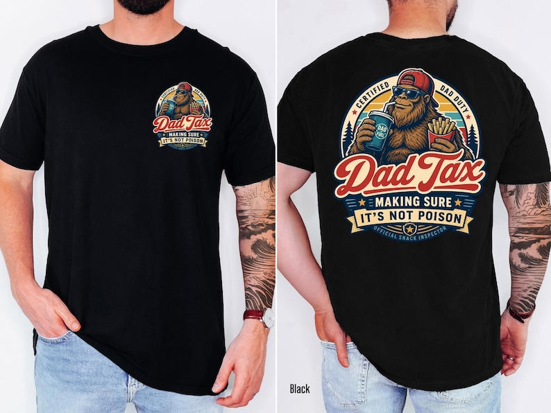 Puede incluir: Camiseta negra con un gr&aacute;fico colorido en la parte delantera y trasera. El gr&aacute;fico frontal muestra el texto "Dad Tax" y "Making Sure It's Not Poison". El gr&aacute;fico trasero presenta un personaje de Bigfoot con el texto "Certified Dad Duty".