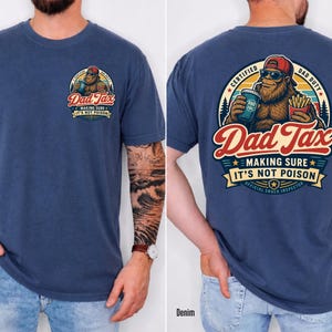 Puede incluir: Camiseta azul denim con un gr&aacute;fico de Bigfoot. El gr&aacute;fico frontal dice "Dad Tax" y "Making Sure It's Not Poison". El gr&aacute;fico trasero presenta a Bigfoot con una bebida y papas fritas, con el texto "Certified Dad Duty".