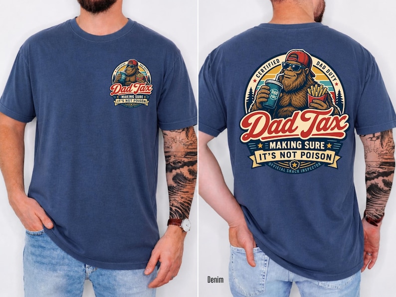 Puede incluir: Camiseta azul denim con un gr&aacute;fico de Bigfoot. El gr&aacute;fico frontal dice "Dad Tax" y "Making Sure It's Not Poison". El gr&aacute;fico trasero presenta a Bigfoot con una bebida y papas fritas, con el texto "Certified Dad Duty".