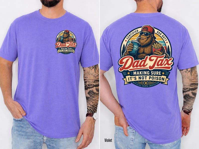 Puede incluir: Camiseta violeta de manga corta con un gr&aacute;fico en la parte delantera y trasera. El gr&aacute;fico presenta un personaje parecido a Bigfoot con gafas de sol y un sombrero rojo, sosteniendo una bebida y papas fritas. El texto incluye "Dad Tax" y "Making Sure It's Not Poison."