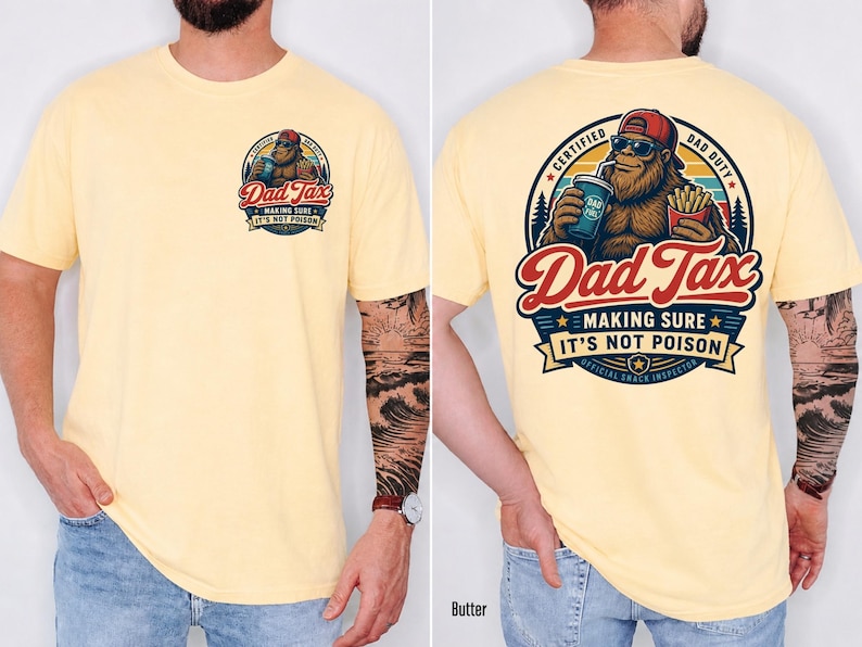 Puede incluir: Camiseta de color mantequilla con un gr&aacute;fico de Bigfoot. El gr&aacute;fico frontal dice "Dad Tax" con el texto "Making Sure It's Not Poison". El gr&aacute;fico trasero presenta a Bigfoot sosteniendo una bebida y papas fritas, con el texto "Certified Dad Duty".