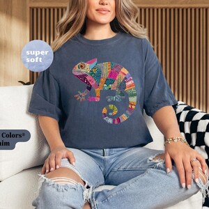 Comfort Colors Chameleon Shirt: Retro Post Punk Tee Bild 2