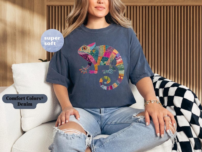 Comfort Colors Chameleon Shirt: Retro Post Punk Tee Bild 2