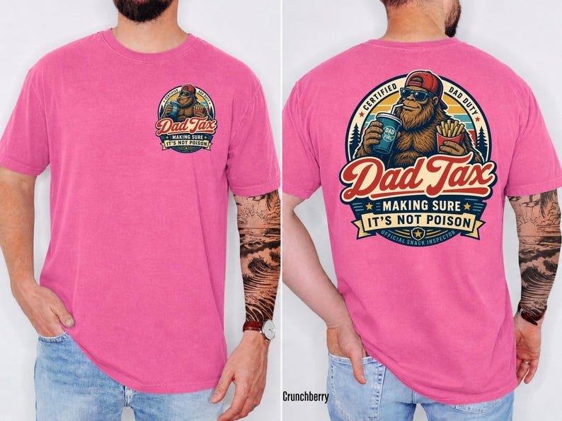 Puede incluir: Una camiseta rosa con un gr&aacute;fico en la parte delantera y trasera. El gr&aacute;fico frontal dice "Dad Tax" con un personaje tipo Pie Grande. El gr&aacute;fico trasero presenta el mismo personaje, el texto "Dad Tax" y la frase "Making Sure It's Not Poison."