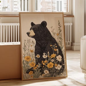 Lienzo de oso negro: ilustración de animales del bosque con flores silvestres amarillas y blancas, decoración rústica para una acogedora cabaña.