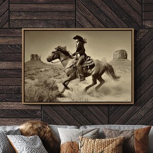 Cowgirl reitet durch Wüstentafeln