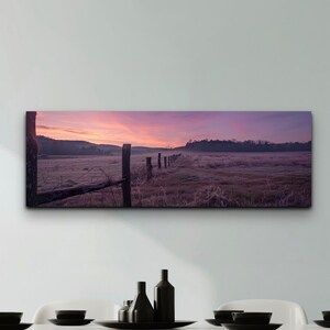 Rustikale Landschaft Ranch Leinwand Wandkunst Serene Farm Landschaft Druck Ländliche Wanddekor Große Panorama-Leinwand, fertig zum Aufhängen