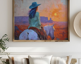 Può includere: Un dipinto incorniciato raffigura una persona a cavallo, con un cappello, sullo sfondo di un tramonto. La stanza comprende una panca in legno con cuscini, un tappeto rotondo, una pianta in vaso e un grande cappello da sole.