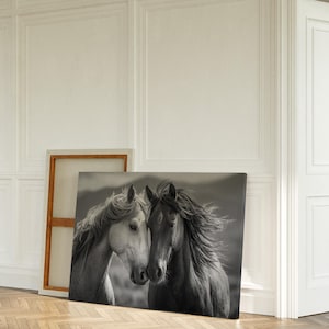 Wilde Pferde schwarz weiß Wand Kunst | Intime Pferdefotografie für rustikales Heimdekor im Westernstil