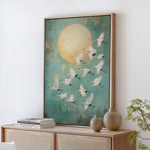 Anmutige weiße Kraniche im Flug gegen die goldene Sonne: Gelassene minimalistische Kunst für eine moderne, von der Natur inspirierte Wanddekoration