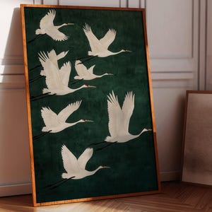 Elegante Kraniche im Flug auf tiefgrüner Leinwand - Wildtier Kunst für Haus oder Büro Dekor, Wandposter im minimalistischen Stil