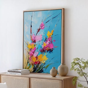 Lebendige abstrakte Blumenleinwand - kräftige rosa, gelbe und blaue Pinselstriche auf himmelblauem Hintergrund, moderne Palettenmesserkunst für Wohnkultur