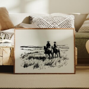 Cowboys reiten gemeinsam durch die offene Prärie