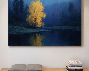 Árbol dorado junto a un lago iluminado por la luna: pintura al óleo vintage de un árbol amarillo luminoso reflejado en aguas tranquilas contra un bosque azul brumoso.