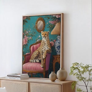 Regal Cheetah in Vintage Room Canvas Wall Art – Elegante ritratto di fauna selvatica con carta da parati floreale e sedia rosa – Decorazione unica per la casa
