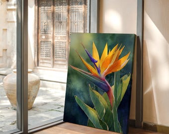 Può includere: Una stampa su tela di un fiore di uccello del paradiso. L'opera presenta un vibrante fiore arancione e giallo con un becco viola e foglie verdi su uno sfondo verde scuro. La stampa è esposta all'interno, appoggiata a un muro.