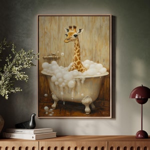 Płótno do kąpieli Quirky Giraffe Bubble | Fantazyjna sztuka ścienna do łazienki | Wystrój dla miłośników zwierząt | Rustykalny nadruk w wannie | Plakat Farmhouse Humor