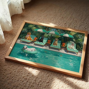 Könnte beinhalten: Ein gerahmter Kunstdruck zeigt Hunde am Pool. Das Kunstwerk zeigt Hunde auf Liegestühlen unter Sonnenschirmen und einen Dalmatiner in einem Schwimmring. Die Szene spielt in einer tropischen Umgebung mit üppigem Grün.