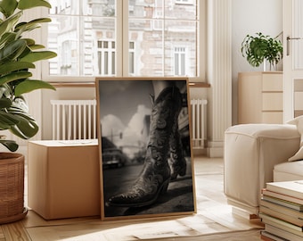 Fotografía callejera de botas de vaquero / Arte mural occidental en blanco y negro para decoración rústica y campestre