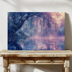 Puede incluir: Impresi&oacute;n en lienzo que representa un sereno paisaje acu&aacute;tico con un sauce llor&oacute;n. La obra utiliza una paleta de azules, morados y rosas, con luces brillantes que se reflejan en el agua. La escena evoca una sensaci&oacute;n de tranquilidad y fantas&iacute;a.