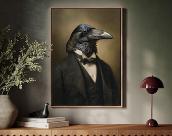 Könnte beinhalten: Gerahmtes Porträt eines Raben in formeller Kleidung. Der Rabe trägt einen schwarzen Anzug, ein weißes Hemd und eine Fliege. Der Hintergrund ist in Sepia gehalten, der Rahmen hellbraun.
