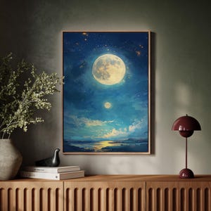 Op de afbeelding: Een schilderij van een nachtelijke hemel met een grote, heldere maan en een kleinere, zwakkere maan in de verte. De hemel is diepblauw met witte wolken en sterren. De horizon is donkerblauw met een reflectie van de maan in het water.