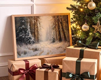 Puede incluir: Una pintura enmarcada de un paisaje invernal con un camino nevado a través de un bosque, apoyada en cajas de regalo envueltas. Los regalos están envueltos en papel marrón con cintas de raso burdeos, marrón y verde. Un árbol de Navidad decorado está en el fondo.