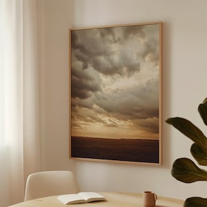 Gelassener Sonnenuntergang Himmel Leinwandkunst - Dramatische Wolkenlandschaft über einem friedlichen Feld - Rustikale Wanddekoration für naturinspirierte Innenräume