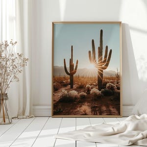 Lienzo de cactus al amanecer en el desierto: paisaje de saguaro con hora dorada para decoración de habitaciones estilo oeste, rústico o suroeste.