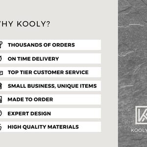 Op de afbeelding: Afbeelding met de tekst "WHY KOOLY?" gevolgd door een lijst met redenen: Duizenden bestellingen, Op tijd geleverd, Top klantenservice, Klein bedrijf, Unieke items, Op bestelling gemaakt, Expert ontwerp en Hoogwaardige materialen. Het KoolyArt-logo staat rechtsonder.