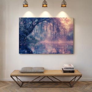 Puede incluir: Un gran lienzo representa un paisaje sereno con un sauce llor&oacute;n sobre un lago tranquilo. La obra de arte presenta una paleta de colores de azules, morados y rosas, con luces brillantes que a&ntilde;aden un toque m&aacute;gico. El lienzo est&aacute; colgado en una pared blanca sobre un banco de madera.