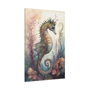 Puede incluir: Una pintura de acuarela de un caballito de mar azul y dorado con una corona en la cabeza. El caballito de mar est&aacute; rodeado de coral y algas.