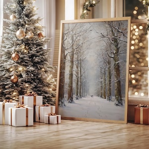 Op de afbeelding: Een ingelijst winterlandschapsschilderij toont een met sneeuw bedekt pad omzoomd door hoge, kale bomen. Een versierde kerstboom met ornamenten en lichtjes staat links. Verschillende ingepakte cadeaus met gouden lint staan voor de boom.