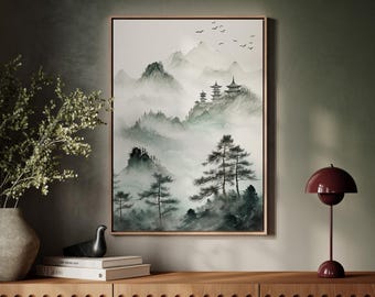 Puede incluir: Una pintura al agua enmarcada de un paisaje montañoso brumoso con una pagoda en la distancia. La pintura está en tonos de verde y gris, con un fondo blanco.