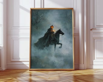 Pode incluir: Uma impressão emoldurada retrata o Cavaleiro Sem Cabeça montado a cavalo numa floresta nebulosa. O cavaleiro, com uma cabeça de abóbora brilhante, está envolto em vestes escuras. A obra de arte está numa moldura de madeira e encostada a uma parede branca.