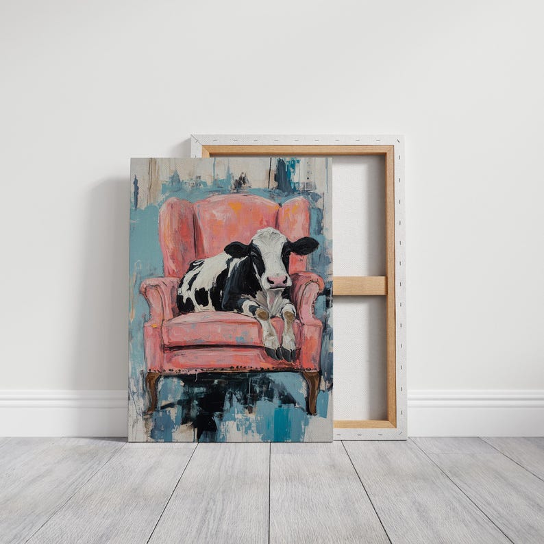 Puede incluir: Una vaca negra y blanca tumbada en un sill&oacute;n rosa. El sill&oacute;n tiene un respaldo alto y est&aacute; decorado con un estampado floral. La vaca est&aacute; mirando a la c&aacute;mara.