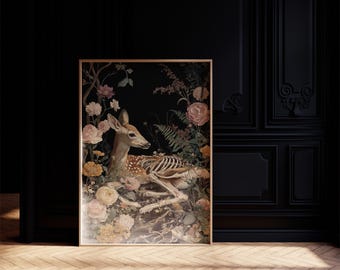 Puede incluir: Una impresión artística enmarcada que presenta un ciervo con estructura esquelética visible, rodeado de flores y follaje sobre un fondo oscuro. La obra de arte tiene una estética vintage, con colores suaves y un arreglo botánico detallado.