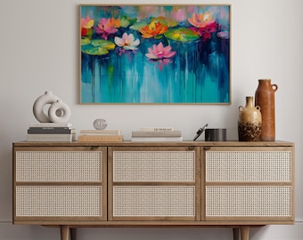 Lienzo decorativo con un estanque de nenúfares de colores: vibrante pintura floral impresionista con flores de loto rosas, blancas y naranjas sobre agua azul verdosa.