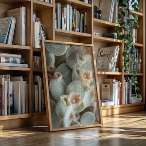 Zart blühende Hasenohr-Kaktus-Wandkunst - Minimale Wüsten-Sukkulenten-Leinwand mit Pfirsichblüten und unscharfer Pastellstruktur