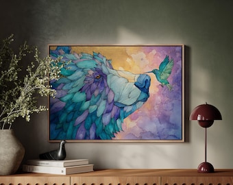 Op de afbeelding: Een ingelijste kunstdruk met een gestileerde beer met blauwe en paarse vacht, die interactie heeft met een groene kolibrie. De achtergrond heeft aquarelwashes van geel, roze en paars. Het kunstwerk wordt tentoongesteld op een houten kast.