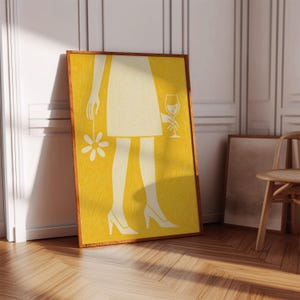 Minimalistische Kunst in Gelb – Moderne Linien Zeichnung mit Heels, Blume & Weinglas im Verspielten Femininen Pop Stil