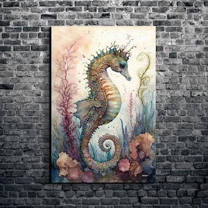 Puede incluir: Una pintura de acuarela de un caballito de mar con una corona en la cabeza. El caballito de mar est&aacute; rodeado de coral y algas marinas. La pintura est&aacute; hecha en tonos de azul, verde y morado.