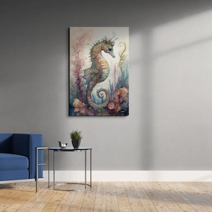 Puede incluir: Una pintura de acuarela de un caballito de mar azul y verde con una corona en la cabeza, rodeado de coral rosa y morado y algas marinas.