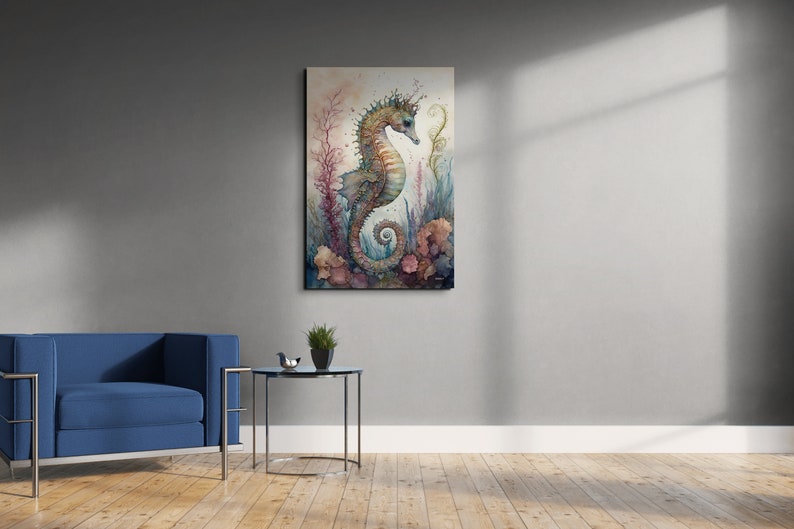 Puede incluir: Una pintura de acuarela de un caballito de mar azul y verde con una corona en la cabeza, rodeado de coral rosa y morado y algas marinas.