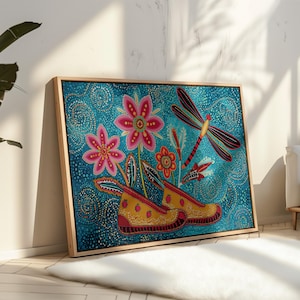 Könnte beinhalten: Ein gerahmter Kunstdruck mit einem lebendigen Blumen- und Libellen-Design. Das Kunstwerk zeigt stilisierte Blumen, eine Libelle und gelbe Stiefel vor einem türkisfarbenen Hintergrund mit einem gepunkteten Muster. Der Rahmen besteht aus hellem Holz.