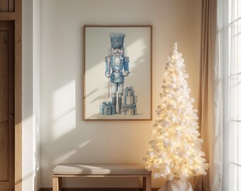 Könnte beinhalten: Ein gerahmter Aquarelldruck eines blau-weißen Nussknackersoldaten mit Geschenken. Ein weißer Weihnachtsbaum mit Lichtern steht neben dem Druck. Eine Holzbank befindet sich darunter. Der Raum hat eine neutrale Farbpalette.