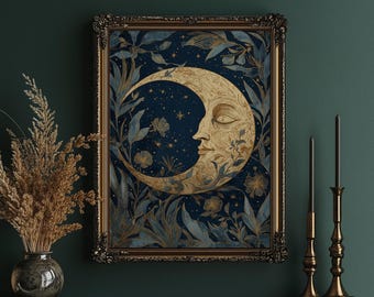 Puede incluir: Una impresión artística enmarcada que representa una luna creciente con un rostro sereno, rodeada de elementos botánicos en tonos dorados y azules. La obra de arte se encuentra sobre un fondo azul oscuro con estrellas, enmarcada en un marco dorado ornamentado.