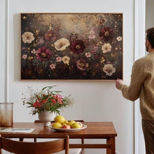 Art mural floral abstrait en toile - Fleurs bordeaux et roses audacieuses avec coups de pinceau texturés, parfait pour une décoration intérieure rustique