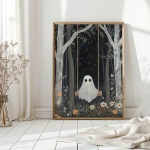 Geist auf Schaukel Leinwand Wandkunst, gruseliger niedlicher Halloween-Druck mit Sternenhimmel, weißen Bäumen und Gänseblümchen, wunderliches Herbstdekor